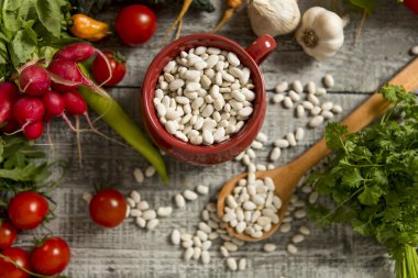 Masada taze yemek var.