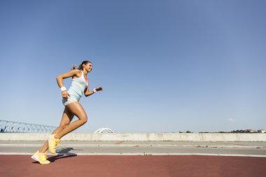 çalışan genç bir kadın