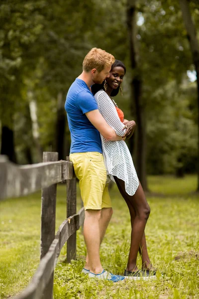 Multiracial par i parken — Stockfoto