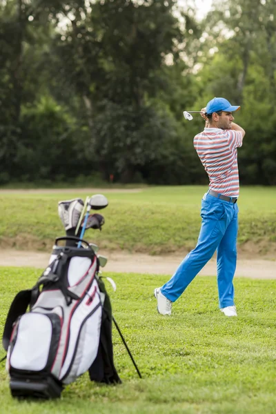 Homme jouant au golf — Photo