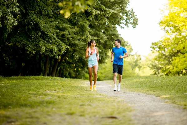 Joven pareja corriendo — Foto de Stock