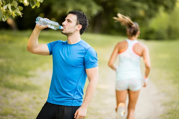 Joven bebiendo agua — Foto de Stock