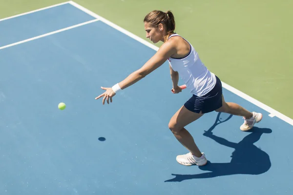 Tenis oynayan genç bir kadın — Stok fotoğraf