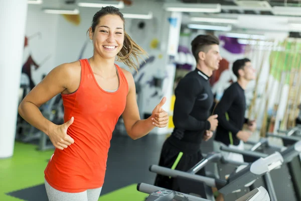 Junge Frau trainiert im Fitnessstudio — Stockfoto