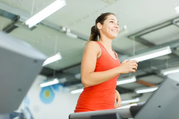 Spor salonunda çalışan genç bir kadın. — Stok fotoğraf