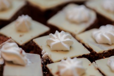 Beze ile çikolatalı kek