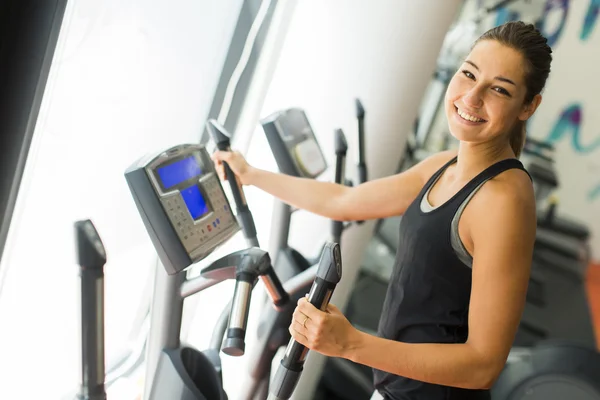 Junge Frau trainiert im Fitnessstudio — Stockfoto