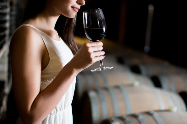 Vrouw in de wijnkelder — Stockfoto