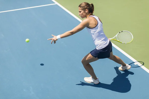 Γυναίκα που παίζει τένις — Φωτογραφία Αρχείου