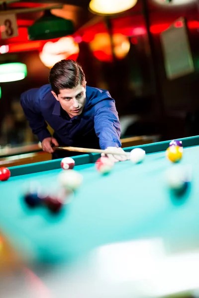 Man pool spelen — Stockfoto