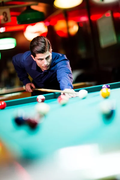 Homme jouant au billard — Photo