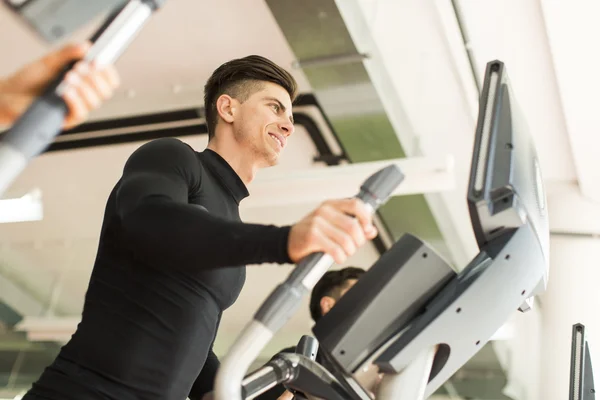 Muž trénink v tělocvičně — Stock fotografie