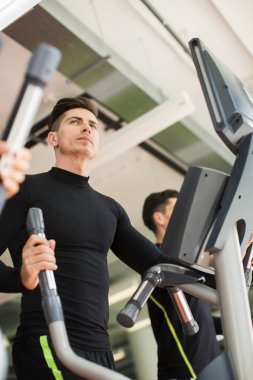 Spor salonunda eğitim erkekler