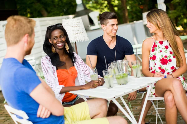 Multiraciale vrienden in café — Stockfoto