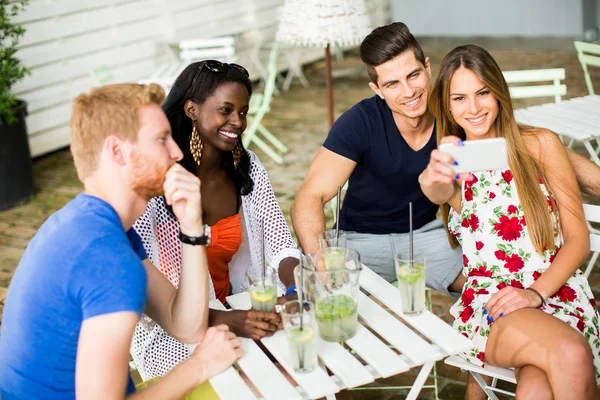 Multiracial vänner på café — Stockfoto