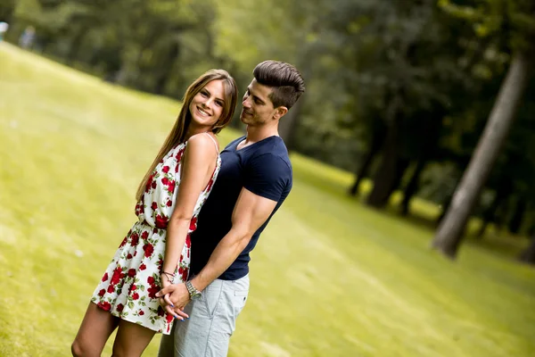 Jovem casal no parque — Fotografia de Stock