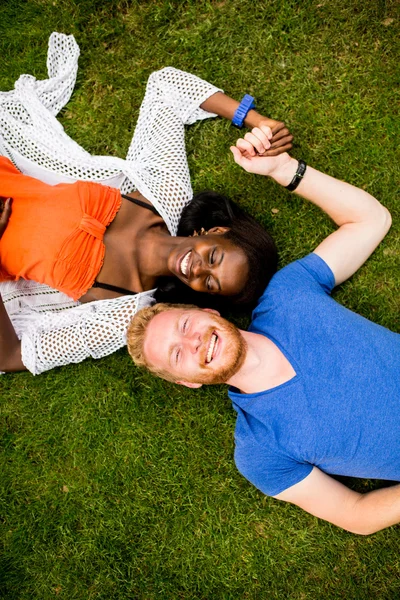 Multiracialt par i parken - Stock-foto