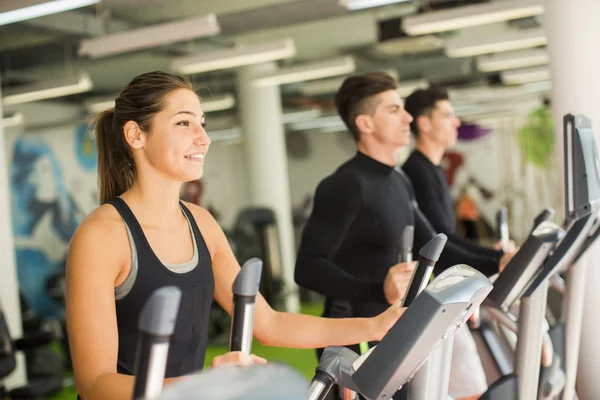 Personas entrenando en el gimnasio — Foto de Stock