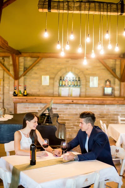 Pareja bebiendo vino — Foto de Stock