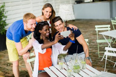 Kafede çok ırklı arkadaşlar