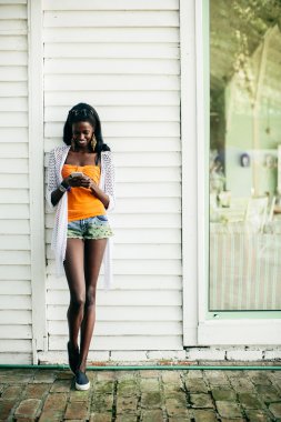 Cep telefonu olan kadın.