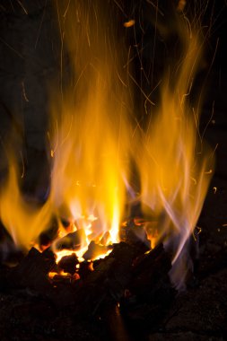 Geceleri ateş alevi