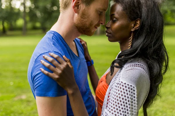 Multiraciale paar in het park — Stockfoto