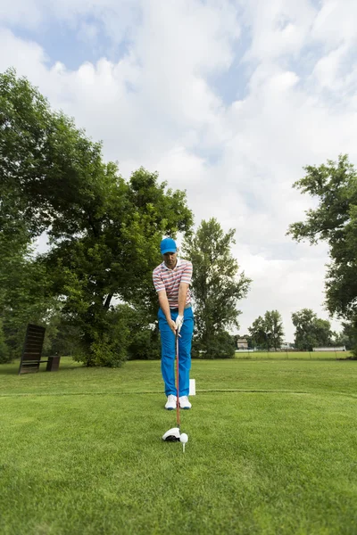 Homem a jogar golfe — Fotografia de Stock