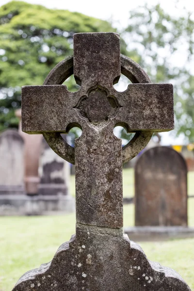 Allvarliga korset på cementry — Stockfoto