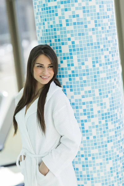 Junge Frau am Pool — Stockfoto