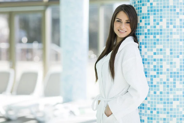 Junge Frau am Pool — Stockfoto