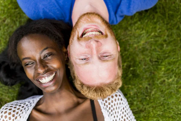 Multiracial par i parken — Stockfoto