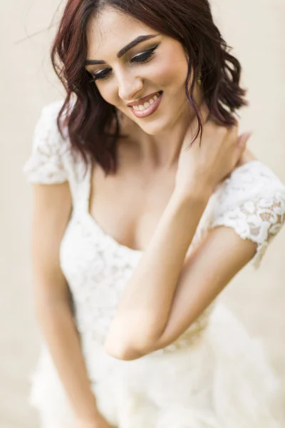 Mujer en vestido blanco — Foto de Stock