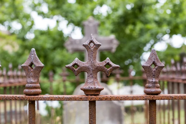 Grave cross at cemetery — Stock Photo, Image