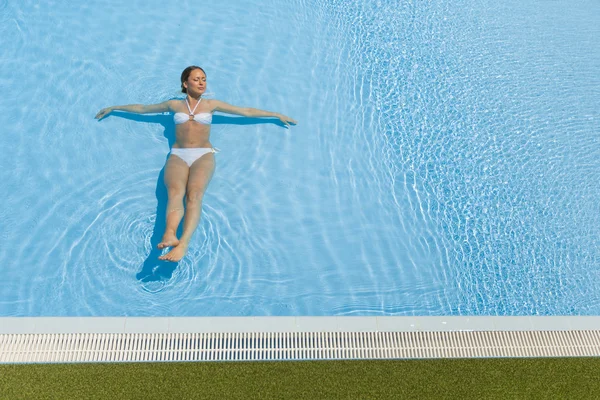 Ung kvinna i poolen — Stockfoto