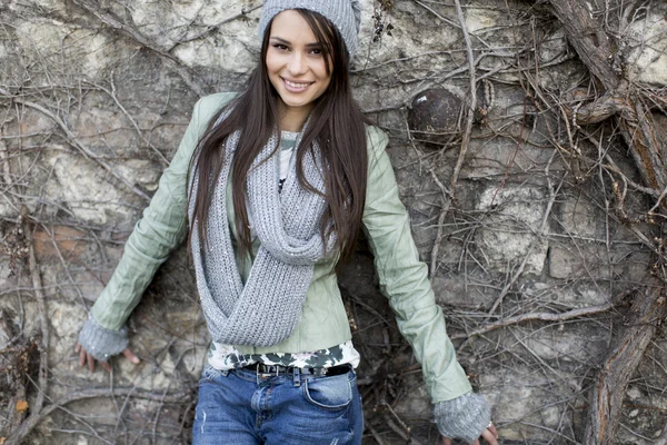 Junge Frau an der Wand — Stockfoto