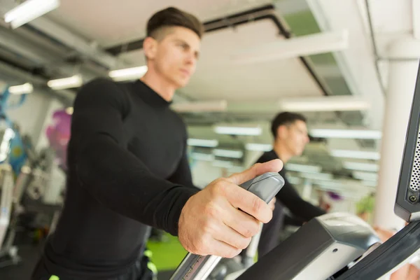 Muži trénink v tělocvičně — Stock fotografie