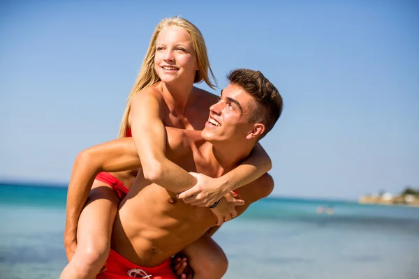 Jeune couple sur la plage — Photo