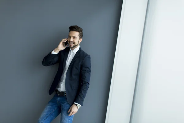 Man med mobiltelefon — Stockfoto