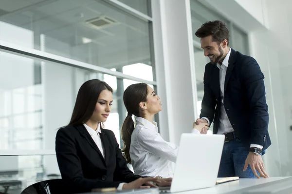 Personas que trabajan en la oficina — Foto de Stock