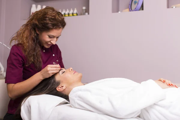 Woman having a cosmetic treatment — Stock Photo, Image