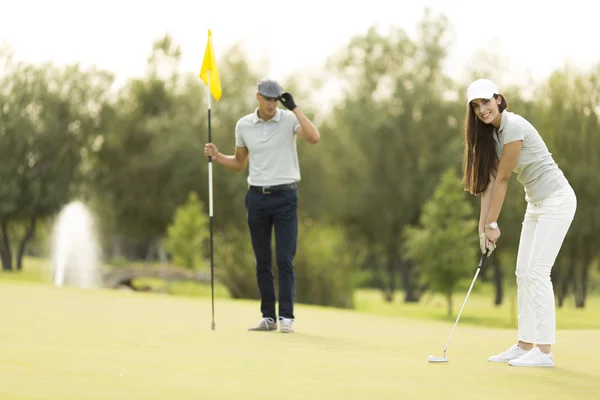 Pareja jugando al golf — Foto de Stock