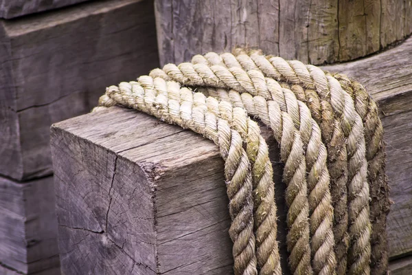 Łódź liny na drewno — Zdjęcie stockowe