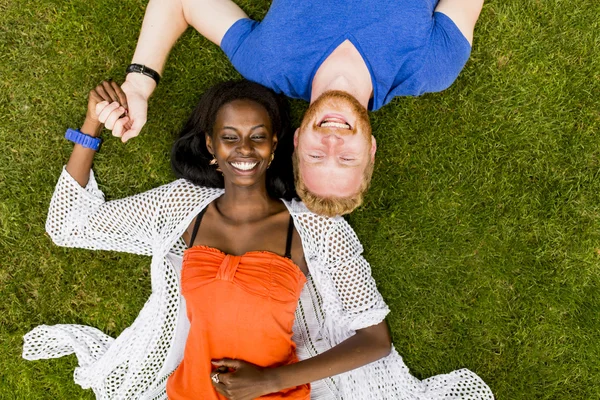 Multiracialt par i parken - Stock-foto