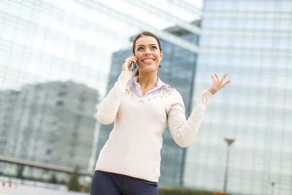 Affärskvinna med telefon — Stockfoto