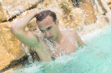 Havuzdaki genç adam