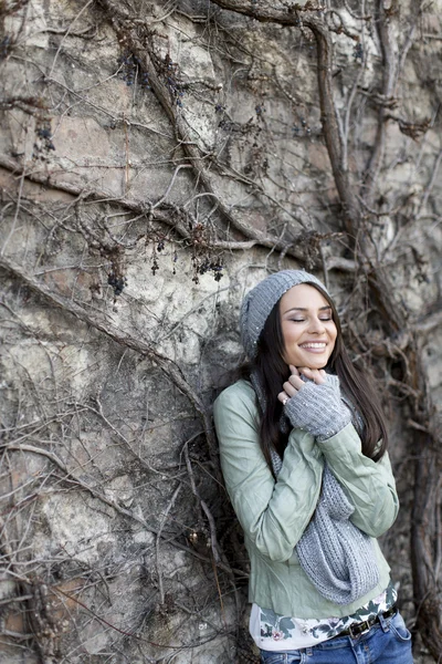 Mujer joven junto a la pared —  Fotos de Stock