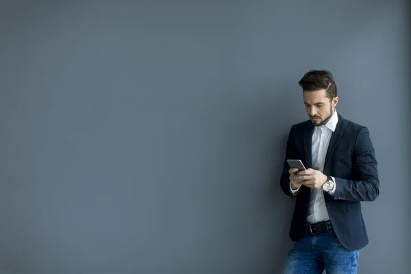 Homem com telefone móvel — Fotografia de Stock