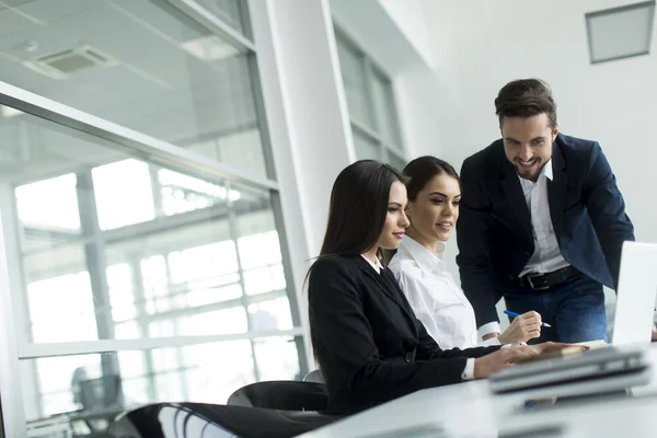 Personas que trabajan en la oficina — Foto de Stock