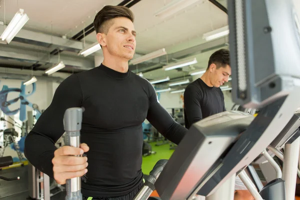 Hombre entrenando en el gimnasio —  Fotos de Stock